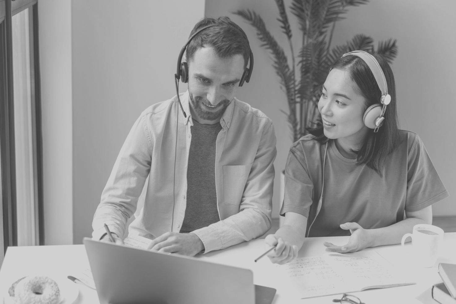 Strumenti professionali per la modellazione delle sopracciglia disposti su superficie di lavoro