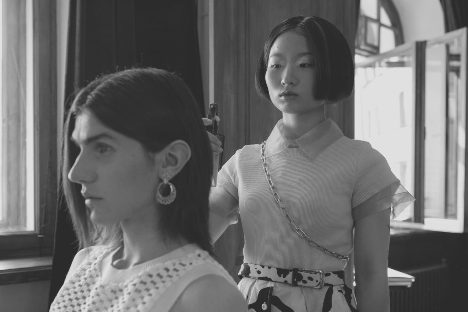 Professionista durante una sessione di modellazione sopracciglia con strumenti di precisione