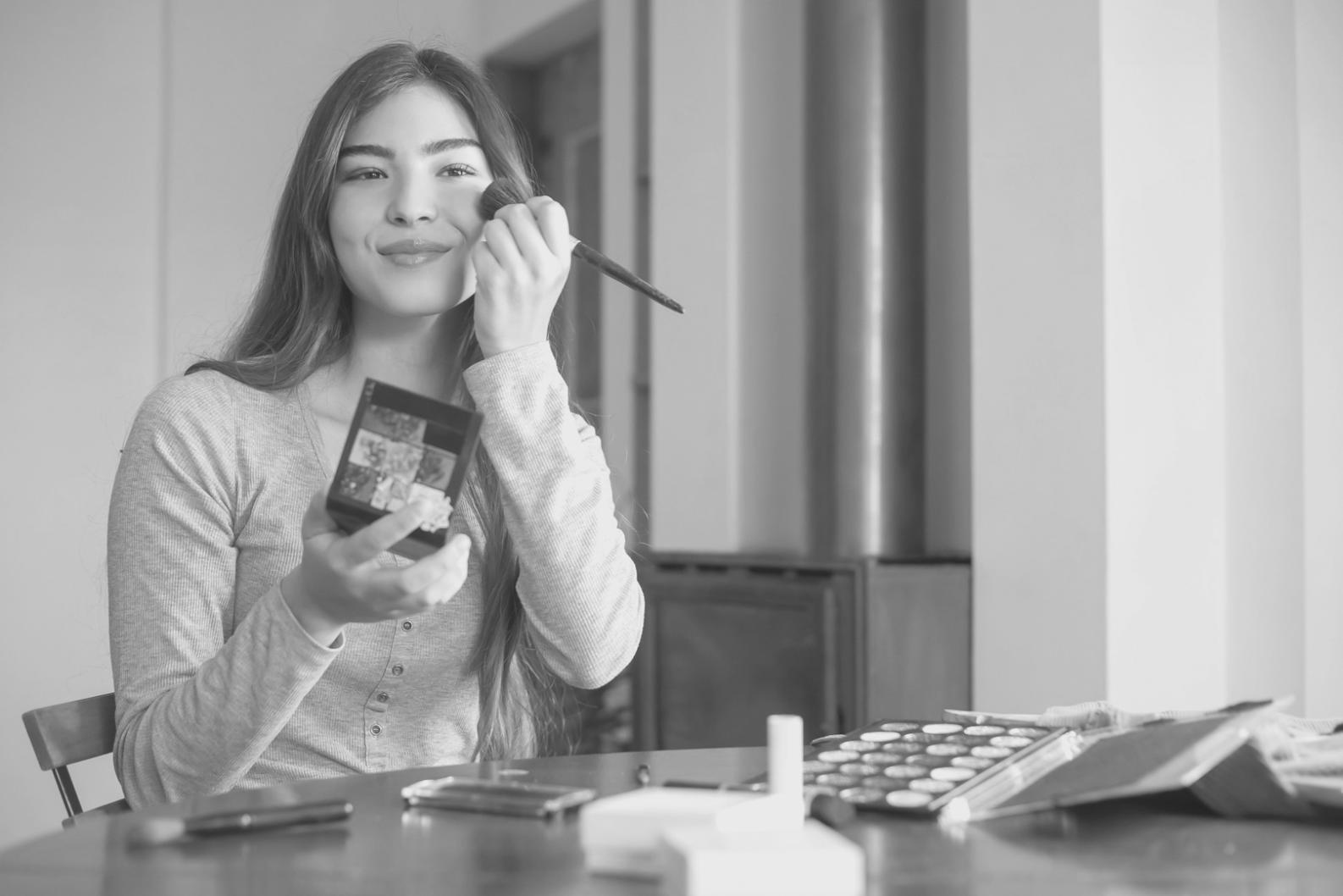 Risultati professionali di modellamento sopracciglia su cliente reale